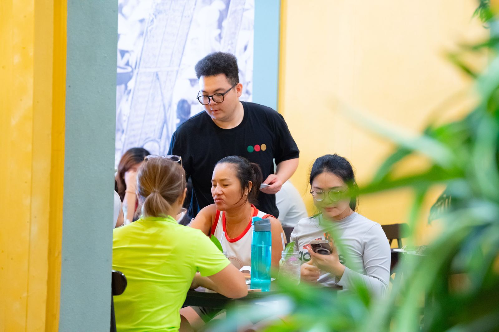 Nhân viên phục vụ thực khách